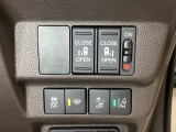 両側電動スライドドアは運転席から操作ができるよう、操作スイッチが付いています。Hondaセンシング用のVSA(ABS+TCS+横滑り抑制)解除と路外逸脱抑制機能のオンオフスイッチなどがあります。