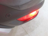 視界不良時の自車位置を後方の車両に認識を促すバックフォグを装備しています。