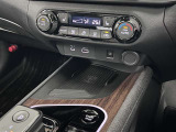 コード不要のワイヤレス充電付きです。