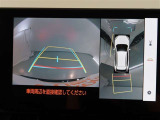 パノラミックビューモニター付きです。車両を上から見たような映像をモニター画面に表示。運転席からの目視では見にくい、車両周辺の状況をリアルタイムでしっかり確認できます。