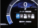 レーンディパーチャーアラートとは車線または走路からの逸脱の可能性を警告すると共に、車線または走路からの逸脱を避けるためのハンドル操作の一部を支援する機能です。詳細は販売店スタッフまでおたずねください。