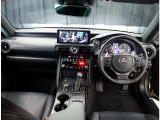デザインもよく、居心地のよい運転席ですね。分かりやすいスイッチ類ですから操作もしやすく運転をサポートします。