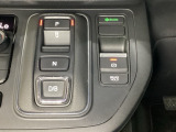 シフトはセレクトレバーのなくなったエレクトリックギアセレクターになっています。「e:HEV」搭載車ですので、日常シーンのほとんどをモーターで走行し、状況に応じあらゆる領域で優れた燃費走行を実現します。
