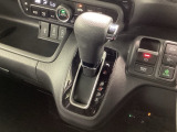 インパネシフトを採用しているので、前席の足元も広々としています。運転席と助手席の行き来もスムーズです!