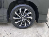 純正のアルミホイール装着。タイヤサイズは205/55R17