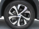 純正18インチアルミホイール。 タイヤサイズは225/60R18
