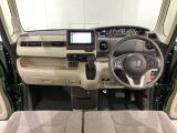 車内は光触媒抗菌消臭施工済です。インパネ周りはスタイリッシュなデザインで機能や装備も充実しています。グローブボックスやカップホルダーのほかにトレーなどたくさんの収納スペースが付いています。
