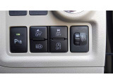 コーナーセンサーを車の前後に装備。障害物までの距離に応じて警告音を変えてお知らせ。縦列駐車時や駐車場・車庫などでの取り回しをサポートします。詳細は販売店スタッフまでおたずねください。