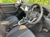 人間工学に基づいて設計されたシートは車のもっているドライビングフィールを存分にドライバーに伝えてくれるクオリティの高い仕上がりとなっています。