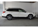 スバルの4WD(AWD)は直進安定性に優れ、日常走行から高速走行まで、さまざまなシーンで安心感に満ちた走りが愉しめます。それは悪路や泥道など左右のタイヤの路面状況が異なるシーンでも変わりません。