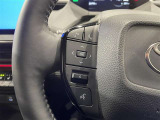 ステアリングスイッチ付きで、運転中に視線を前に向けたまま操作できます。