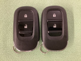 スマートキーを装備しています。鍵を差し込むことなくドアロックの開け閉めと、スタートボタン操作でのエンジンスタートができます。スペアキーも同じものを用意しております。