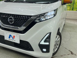 【LEDヘッドライト】悪天候や夜間走行時も良好な視界を確保し安心して運転できる高輝度LEDヘッドライトを装備!点灯速度が早く、消費電力も抑えられています。