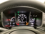 スピードメーターとタコメーターを大きく配した見やすいメーター部になっています。右側のインフォメーション画面でオドメーターや燃費などの情報を確認できます。