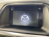 【マツダコネクトナビ】車内の雰囲気にマッチした一体型タイプのナビ。各種車輌設定やBluetooth再生等、様々な機能が楽しめます。直感的なダイヤル操作が可能で、使い勝手も良好です。