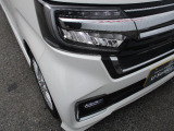 LEDヘッドライトで暗い夜道も明るく照らしてくれます。