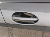 【デザインとの融合】BMWデザイナーが創り出したボディデザインを損なう事のない様に配置とデザインに拘っています。ドアノブについてもBMWの拘りに妥協はありません。
