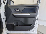 運転席ドア内張はご覧の通り。ドアポケットの収納もバッチリです