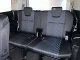 3列目シートは跳ね上げ式で折りたたみ可能です。キャンプ用品など大きな荷物もばっちり収納可能です!