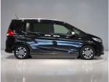 リアドアは両側電動スライドドア(パワースライドドア)です!スライドドアのお車ですと、狭いスペースでも乗り降りしやすいです。また、ワンアクションで開閉可能な電動スライドドアはうれしい装備ですね!