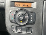 【オートエアコン】一度お好みの温度に設定すれば、車内の温度を検知し風量や温度を自動で調整。暑い&hellip;寒い&hellip;と何度もスイッチ操作をする必要はありません。快適な車内空間には必須の機能ですね♪