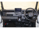 操作性に優れた運転席となります!小物入れや各ボタンの配置にこだわり、使いやすいです!座り心地もよく視認性も良好なのでロングドライブもお任せ下さい!