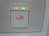 SOSコールは急病時やあおり運転被害などの危険を感じた時スイッチを押すと専門のオペレータに繋がって警察や消防への連携をサポートしてくれます。万が一の事故発生時にはエアバッグ展開と連動して自動通報します。