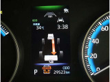 カラーヘッドアップディスプレイ付き。少ない視線移動で情報を確認できるので、運転の疲労軽減に繋がりますよ♪