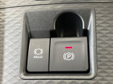 【電動パーキングブレーキ】パーキングブレーキは便利な電動式!ボタン一つで操作でき、アクセルを踏めば自動で解除されます♪レバーやペダルが無いので運転席廻りもすっきりしますね♪