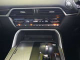フルオートエアコン(運転席/助手席独立コントロール機能付き)が標準装備されており、後席には風向調整式ベンチレーターも備わっています。