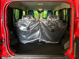 積み下ろしのしやすいデッキにはたっぷりと荷物を積み込んでいただけます。遊びから仕事まで、様々なシーンで頼れます♪