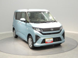 【右前斜め】視界が広く車両感覚が掴みやすい運転席です。フロントガラスが大きく見晴らしが良いので、ゆとりを持って運転に集中できます。