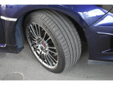 18インチアルミホイール。タイヤサイズは245/40R18です