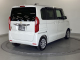 スライドドアは通常のドアに比べて、車のボディーに対し平行に開閉し、開けてもスペースを取りません。出入り口が大きいドアはお子様のいるご家庭はもちろん、混んだ駐車場でも大活躍です!