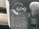 【オートエアコン】一度お好みの温度に設定すれば、車内の温度を検知し風量や温度を自動で調整。暑い&hellip;寒い&hellip;と何度もスイッチ操作をする必要はありません。快適な車内空間には必須の機能ですね♪