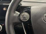 ステアリングスイッチ付きで、運転中に視線を前に向けたまま操作できます。