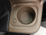 カップホルダーは運転席や助手席からちょうど手の届く位置です!!