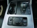 ヒルディセントコントロール付き 急な下り坂を走行する際に、自動的に車両の速度を一定に保ち、安定した走行を支援するシステムです。滑りやすい路面や不整地で安全性を高めることができます。