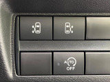【ハンズフリー機能付き両側パワースライドドア】スライドドアの下に足先を入れてすぐ引くと、自動的にスライドドアが開閉します!荷物で両手がふさがった状態でも、ドアの開閉ができてとっても便利!