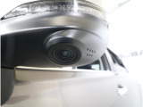 助手席側で見えにくい左前方の映像を、車内のマルチファンクションディスプレイに映し出します。前方への駐車や左寄せ、狭い道でのすれ違いなど、さまざまなシーンで安心して運転できる便利な機能です。