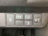 ハンドルの右側にはヘッドライトレベライザーとHondaセンシング用のメインスイッチがついています。ヘッドライトレベライザーは道路状況や積荷の加重に応じてライトの高さを調節できます。