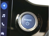 スマートキーを携帯していればキーを取り出さずにドアを施錠&解錠。クルマの始動も可能です。