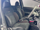 NISMOロゴ入りの専用スエード調スポーツシート!ホールド性に優れ、コーナリング時もしっかりと体を支えてくれます。赤のステッチと専用刺繍が格好良いアクセントです。