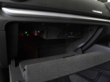 各モデルの情報がインプットされた専用テスターで過去の細かな不具合を確認し、モデルの各部位ごとに専用スペシャルツールを用いて整備します。