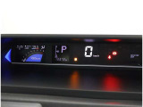 とっても見やすいメーターです。夜間時はラグジュアリーな気分にさせてくれる照明が魅力ですので、夜のドライブも楽しみになりますよ♪