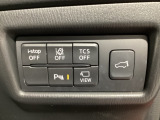 運転席脇のクラスタースイッチ部分にはカメラ切り替えスイッチ、パーキングセンサー、その他走行系スイッチを集中配置しております。