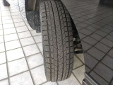 日産純正アルミホイール装着。タイヤサイズ 195-80-15(スタッドレスタイヤ装着 ヨコハマ アイスガード G075)