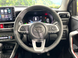 インテリアに合わせたデザインのステアリングは、運転される方のことも考え、運転しやすい形状、大きさです。是非一度、実際に触ってお確かめください。