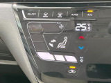 【オートエアコン】一度お好みの温度に設定すれば、車内の温度を検知し風量や温度を自動で調整。暑い&hellip;寒い&hellip;と何度もスイッチ操作をする必要はありません。快適な車内空間には必須の機能ですね♪