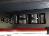 パワーウィンドウスイッチで運転席から全席の窓の開閉ができます。